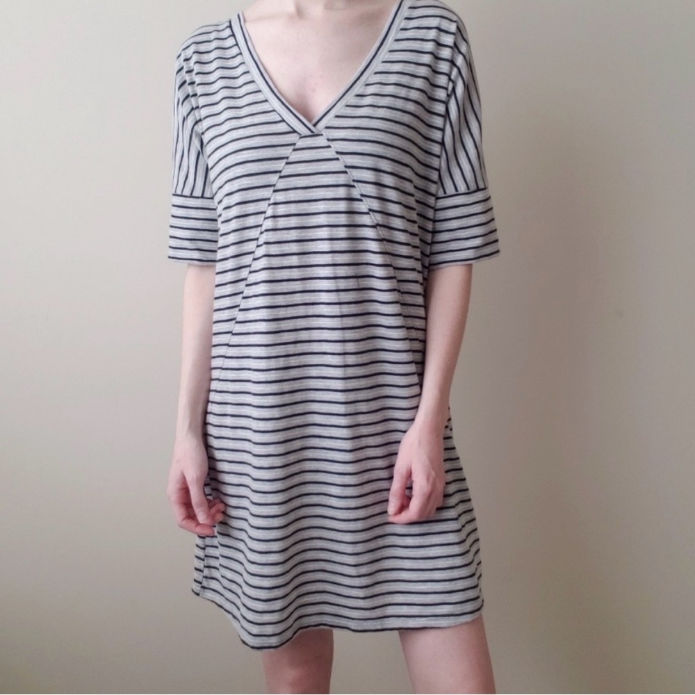 Abercrombie & Fitch Striped V-Neck Shift Dress